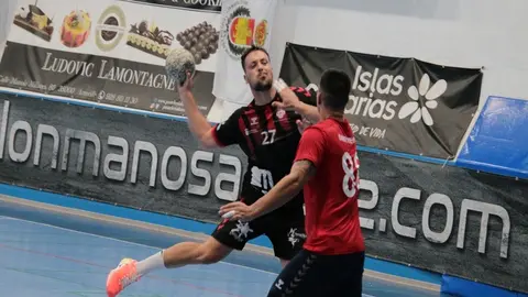 Jugador del San José Obrero realizando un lanzamiento.