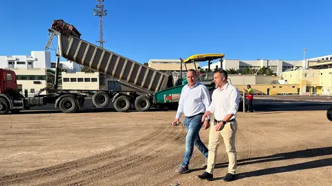Juan Monzón junto a Jacobo Medina visitando las obras Ciudad Deportiva Lanzarote.
