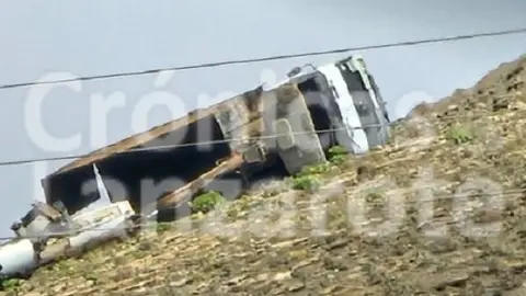 Imagen del camión de reciclaje volcado en la zona de Montaña Mina.