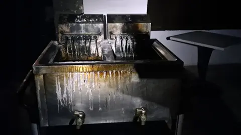 Imagen del estado de la freidora tras el incendio.