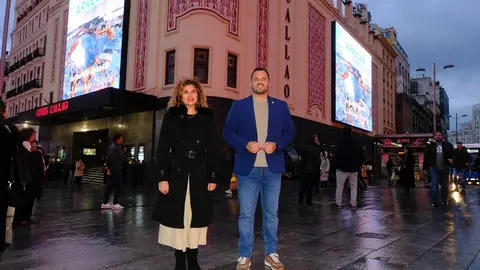 Eli Merino y Yonathan de León en la plaza de Callao.
