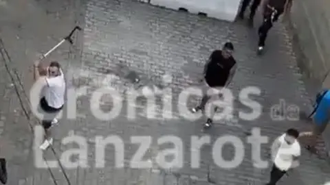 Imagen de la pelea en la calle Quiroga de Arrecife. (1)