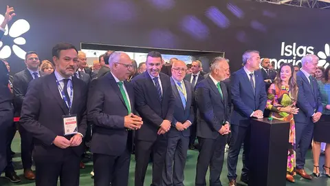 Momento de la inauguración oficial del stand de Canarias con algunos de los cargos políticos más importantes del Archipiélago.