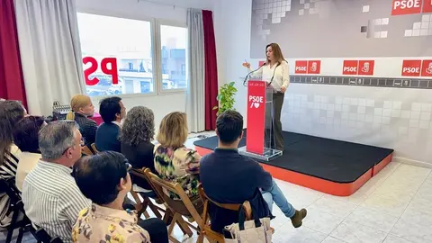 María Dolores Corujo durante la rueda de prensa en la sede del PSOE.