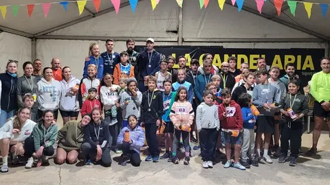 Participantes junto al alcalde en la XIV Carrera de Tabayesco