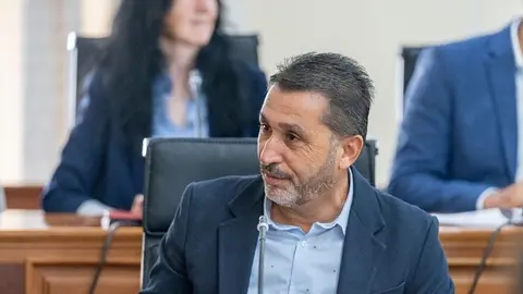 Roy González en uno de los plenos del Ayuntamiento de Arrecife.