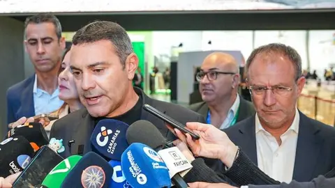 Oswaldo Betancort este jueves en la improvisada rueda de prensa que dio con sus compañeros de Fuerteventura y La Palma en FITUR