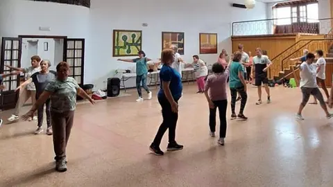 Mayores realizando actividades.