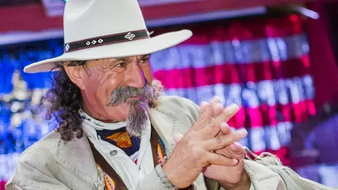 Imagen reciente de un hombre con una eterna sonrisa