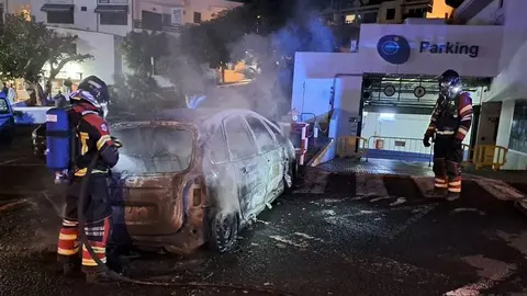 El vehículo quedó totalmente calcinado tras el incendio