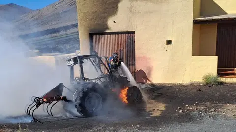 Imagen del momento en el que los bomberos trataban de controlar el fuego