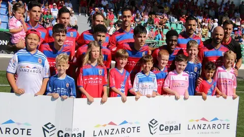 Los jugadores rojillos con sus aficionados más pequeños