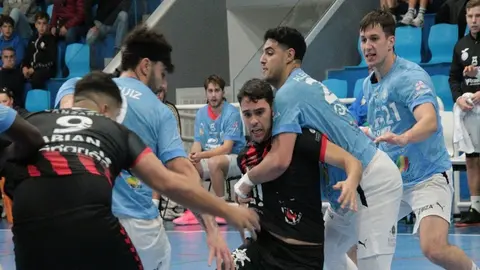 Jugador del San José Obrero intentado penetrar la defensa rival durante el choque.