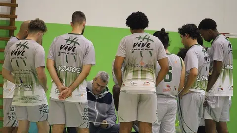 Jugadores del Costa Teguise recibiendo instrucciones.
