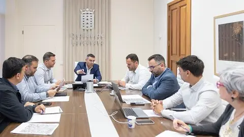 Imagen de un encuentro del Cabildo con el Ayuntamiento de Arrecife con Jacobo Medina todavía como vicepresidente de la institución insular