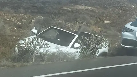 Imagen del vehículo fuera de la carretera.