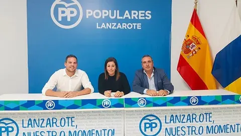 Ángel Vázquez junto a Jacobo Medina y Astrid Pérez.