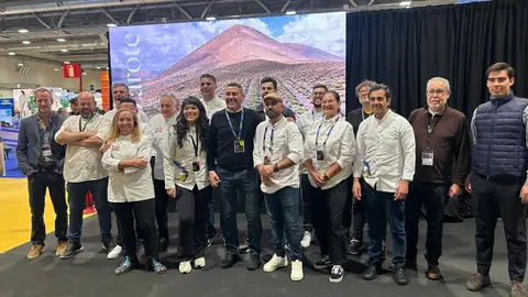 El presidente del Cabildo de Lanzarote, Oswaldo Betancort, posando con algunos de los chefs conejeros desplazados a IFEMA.