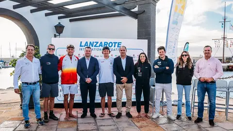 Organizador, patrocinadores, colaboradores y regatistas en la presentación en el Marina Rubicón.