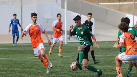 Jugador del Unión Sur Yaiza controlando el balón ante los jugadores del Acodetti.