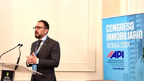 El consejero de Vivienda del Gobierno vasco durante un encuentro sobre vivienda.