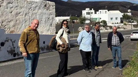 Componentes del grupo de gobierno en una de las calles del municipio de Haría.