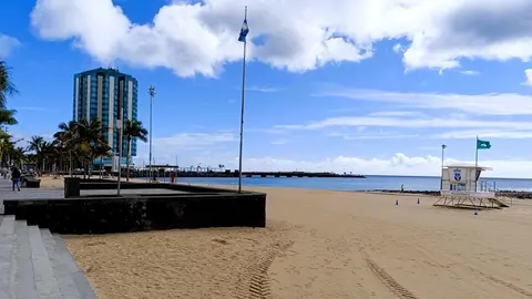Bandera verde en la playa de El Reducto.