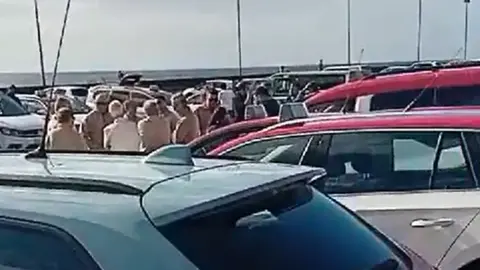 Taxistas de Lanzarote en la explanada del Cabildo participando en la huelga nacional por los precios abusivos de las aseguradoras.