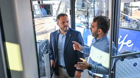 El alcalde de Arrecife Yonathan de León y el concejal de Transportes y Movilidad, Mario González Altube, viajando en las nuevas guaguas de Arrecife 