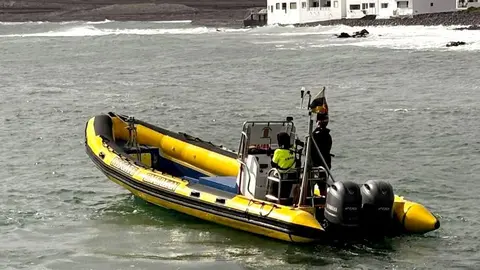 Imagen de la embarcación de Emerlan por la zona norte de Lanzarote intentando encontrar al desaparecido.
