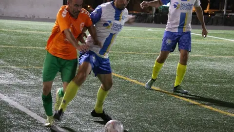 Jugador del Haría intentando robar la pelota al jugador rival.