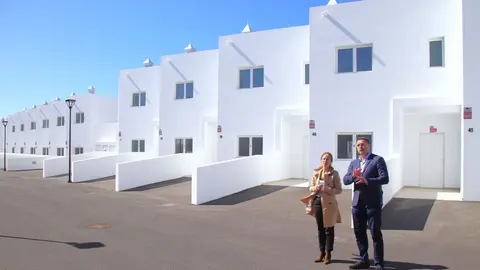 Óscar Noda visitando las obras de lasw viviendas