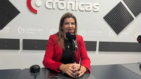 María Jesús Tovar en el estudio de Crónicas Radio.