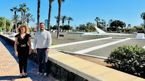 El alcalde de Arrrecife y la concejala de Turismo, Comercio y Deportes, junto al Parque Temático, cuyas obras de modernización salen este 2025 con la concesión de Costas.