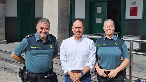 Pedro Viera junto a dos agentes de la Guardia Civil.