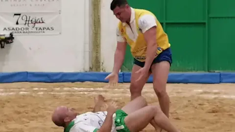 Imagen de un luchador del Unión Sur Yaiza levantando a un rival del San Bartolomé.