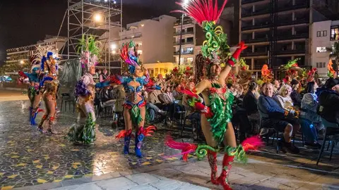 Imagen de una de las comparsas durante la presentación de este viernes