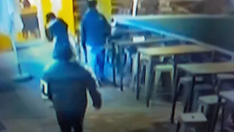Momento de la agresión captada por las cámaras de seguridad del centro comercial de Matagorda