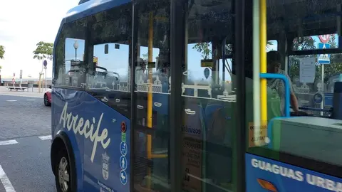 Imagen de una guagua de Arrecife.