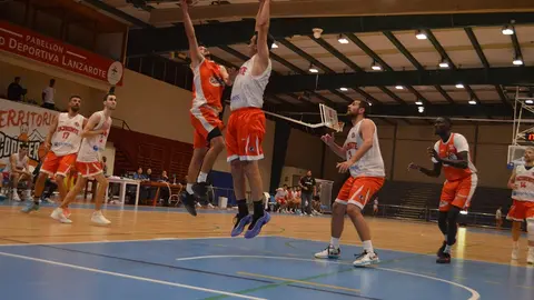 Jugador del Conejero intentando anotar frente al jugador del Tacoronte.
