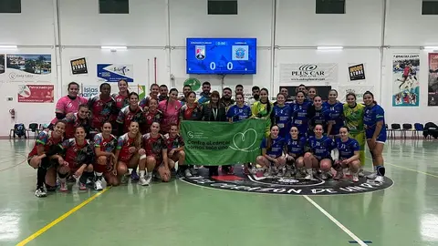 Jugadoras del Zonzamas y del Carballal junto a la representante de la Asociación Española contra el cáncer.