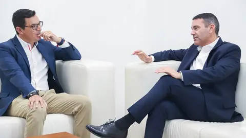 Reunión entre el presidente del Cabildo de Lanzarote y el consejero de Obras Públicas del Gobierno de Canarias.