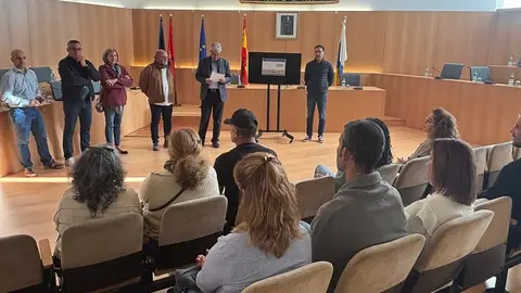 Representantes del Ayuntamiento de Tías junto a las personas contratadas.