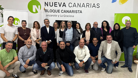 Román Rodríguez y los parlamentarios de Nueva Canarias con los presentantes de la formación en Lanzarote.