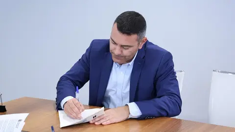 Oswaldo Betancort firmando la adquisición de la parcela.
