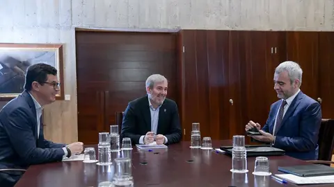 Fernando Clavijo con Pablo Rodríguez y el director de AENA.