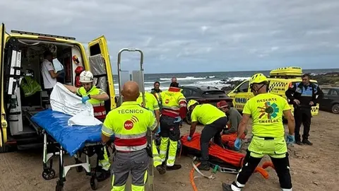 Traslado del parapentista en ambulancia.