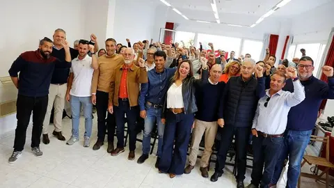 Imagen de los principales representantes del PSOE este martes con el puño en alto