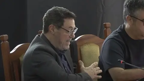 Óscar Pérez durante la defensa de una de sus mociones en un pleno del Cabildo. 