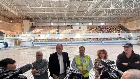 El alcalde y la concejala de Deportes muestran hoy a los medios la culminación de los trabajos.